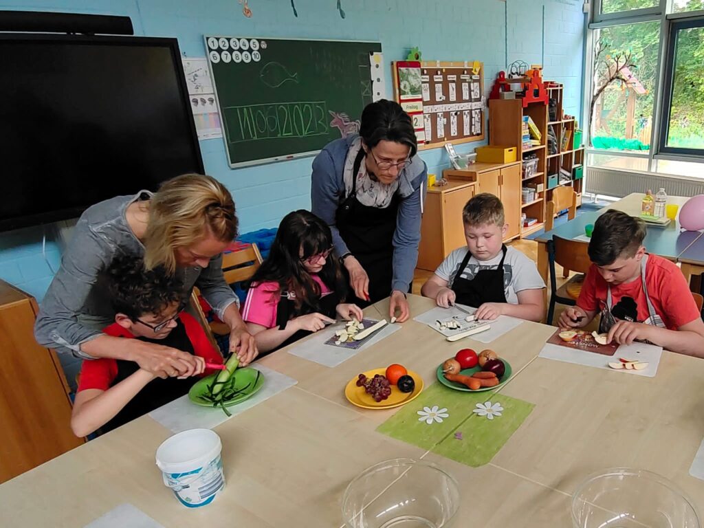 Schulförderverein der Katharinenschule Schneidlingen e.V.❤️ engagiert sich über den Förderfond “Kinder und Schule bewegt”🥰 in Zusammenarbeit mit der Stiftung Bildung😍, das sich auf die Förderung gesunder Ernährung in der Schule konzentriert. 🍎🥕🥗