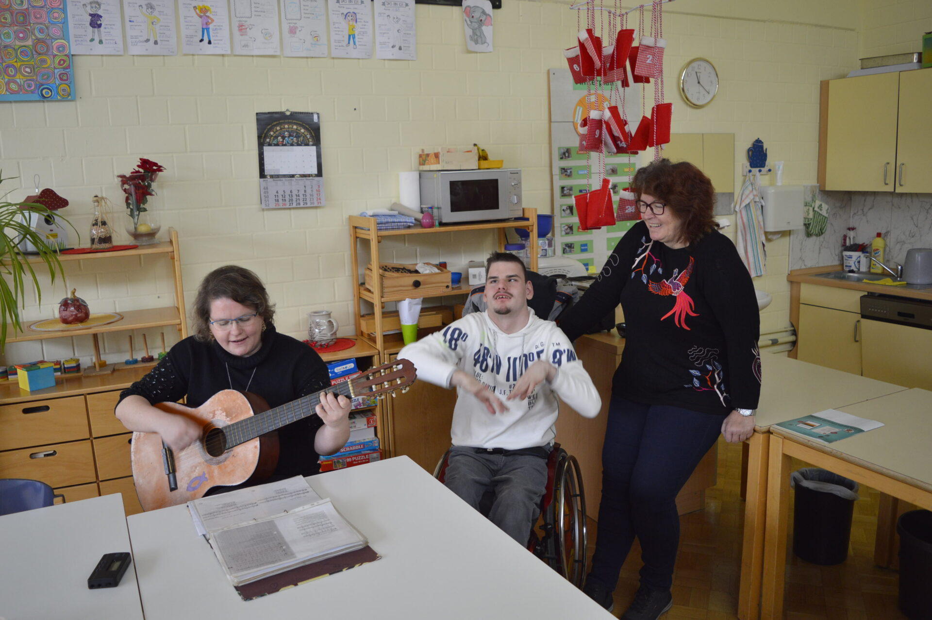 Weihnachtsfest, Katharinenschule, Mutter eines Schülers spielt Gitarre und singt